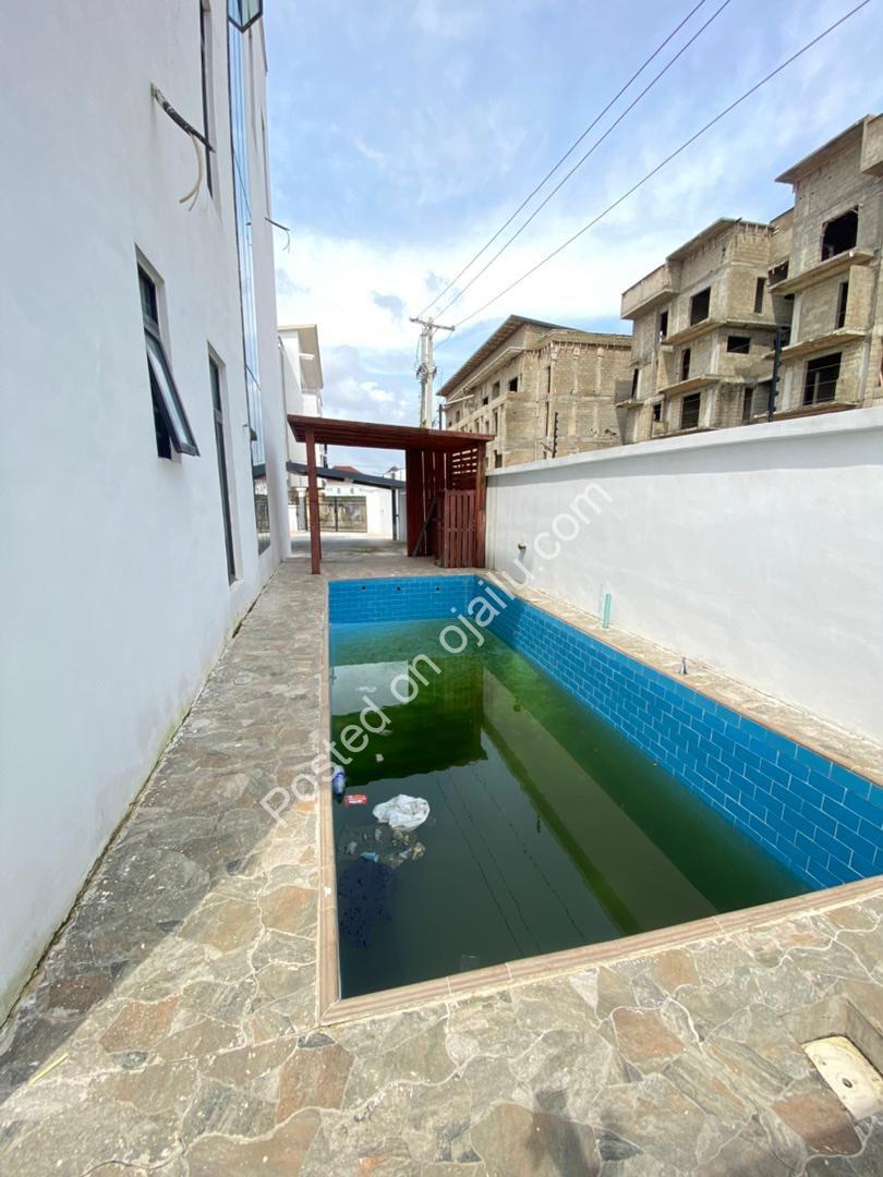 5-Bed Duplex in Lekki Phase 1: Ensuites, Pool & C of O.