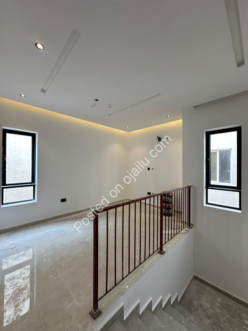 5-Bed Estate Living with Pool & Rooftop Lounge