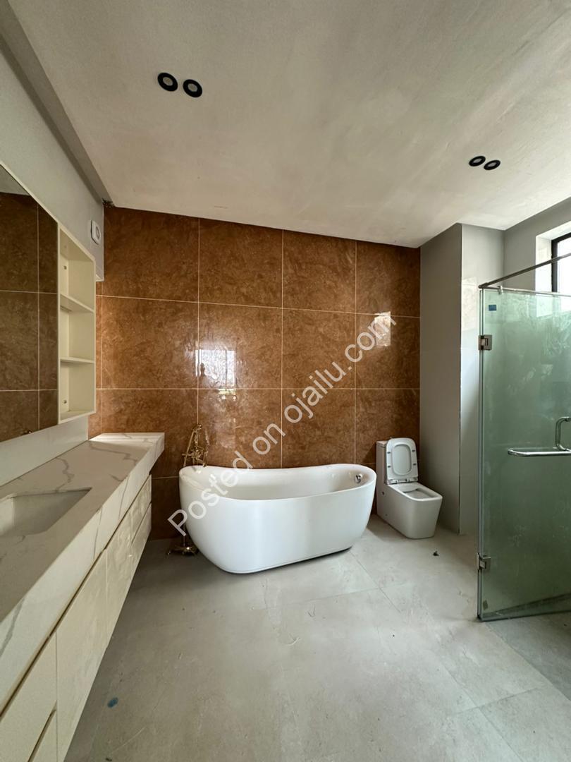 5-Bed Estate Living with Pool & Rooftop Lounge