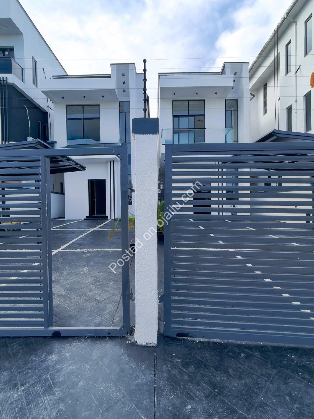 Contemporary 5-Bed Haven with Pool & Bluetooth Sound