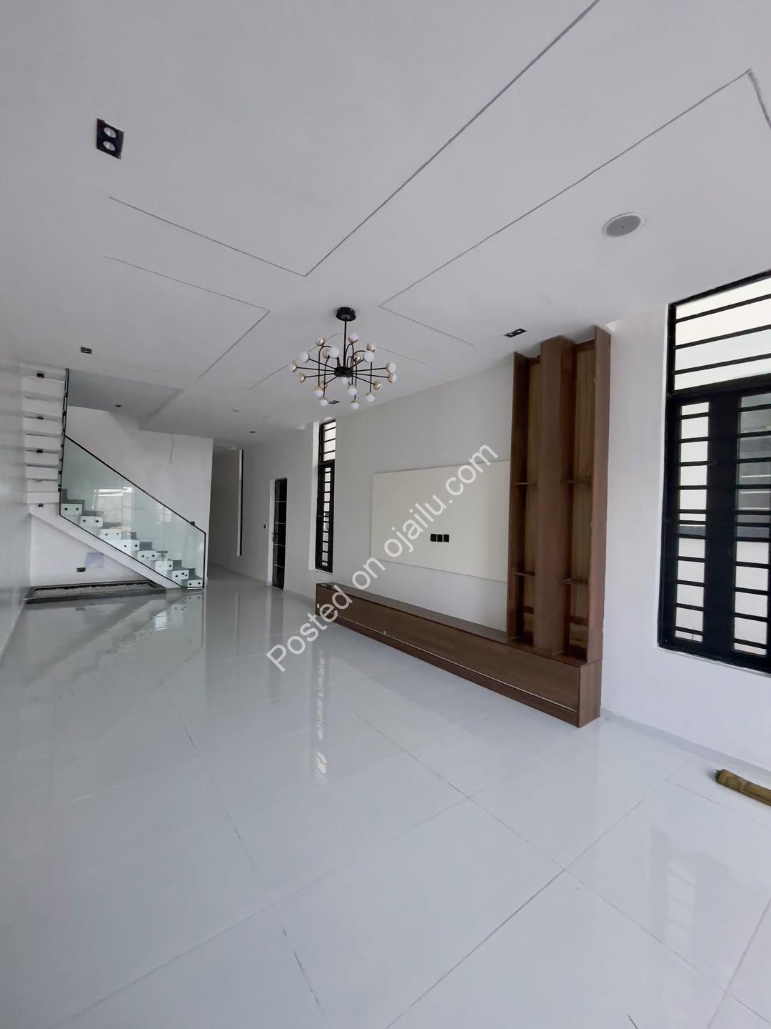 Contemporary 5-Bed Haven with Pool & Bluetooth Sound