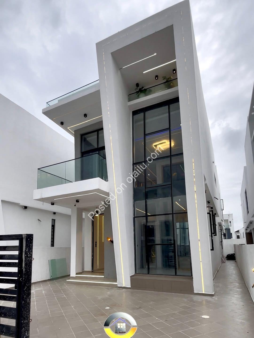 Ensuite Oasis: 5-Bed Detached Duplex with Pool