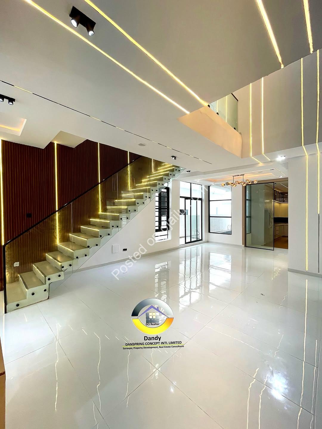 Ensuite Oasis: 5-Bed Detached Duplex with Pool