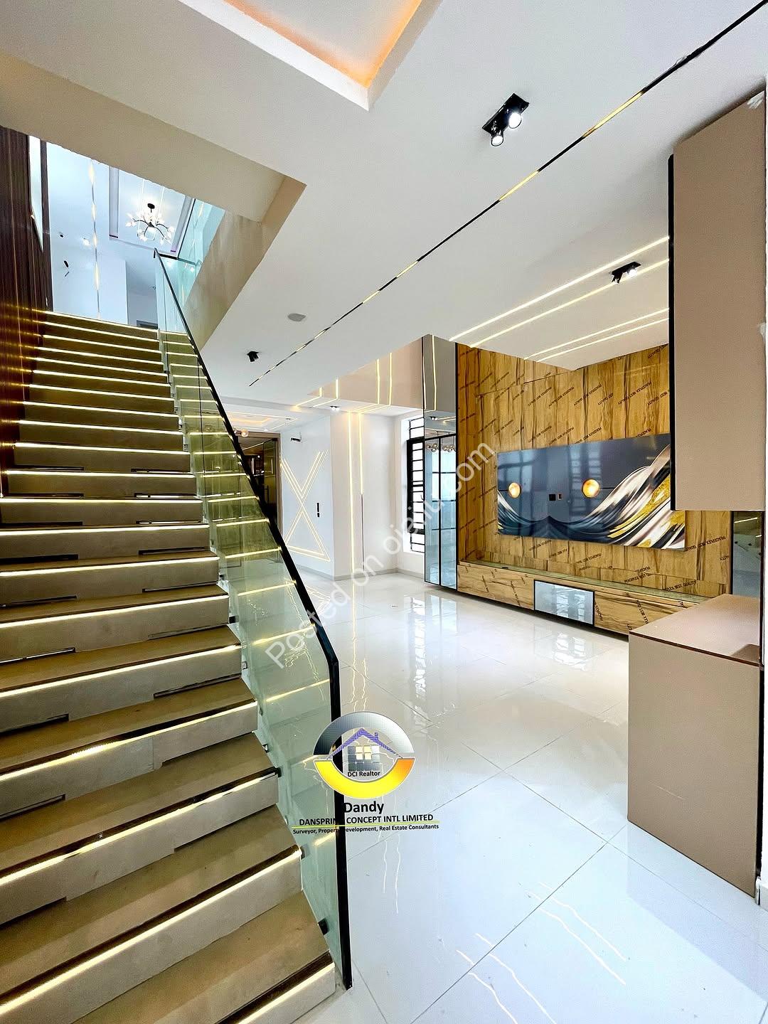 Ensuite Oasis: 5-Bed Detached Duplex with Pool