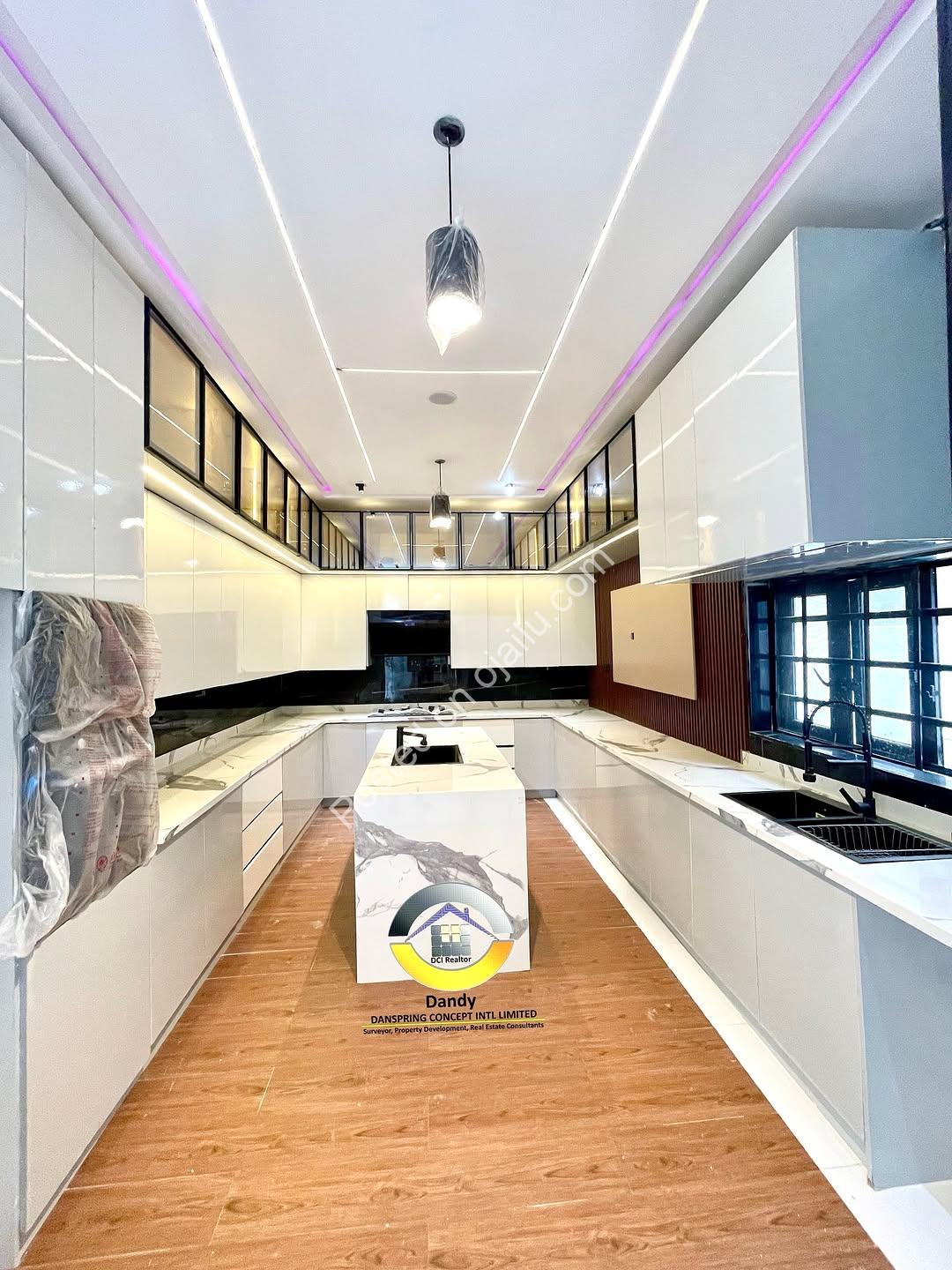 Ensuite Oasis: 5-Bed Detached Duplex with Pool