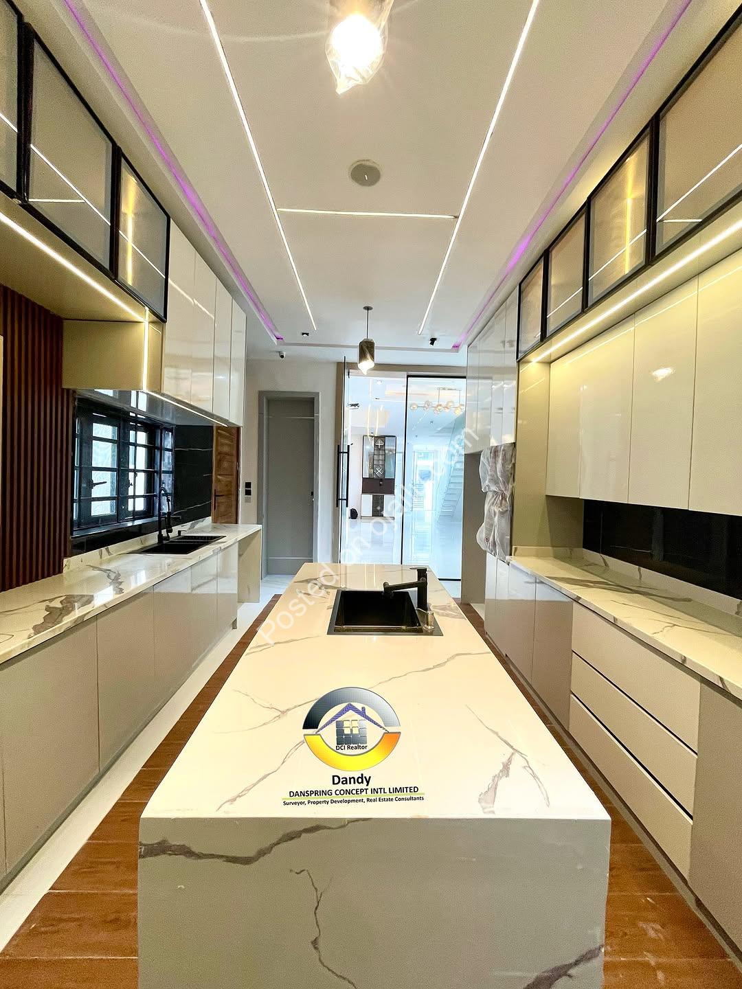 Ensuite Oasis: 5-Bed Detached Duplex with Pool