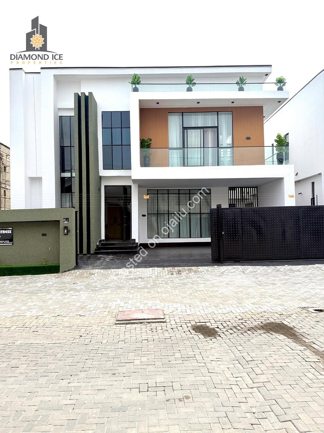 Automated 5-Bed Haven with Pool in VGC