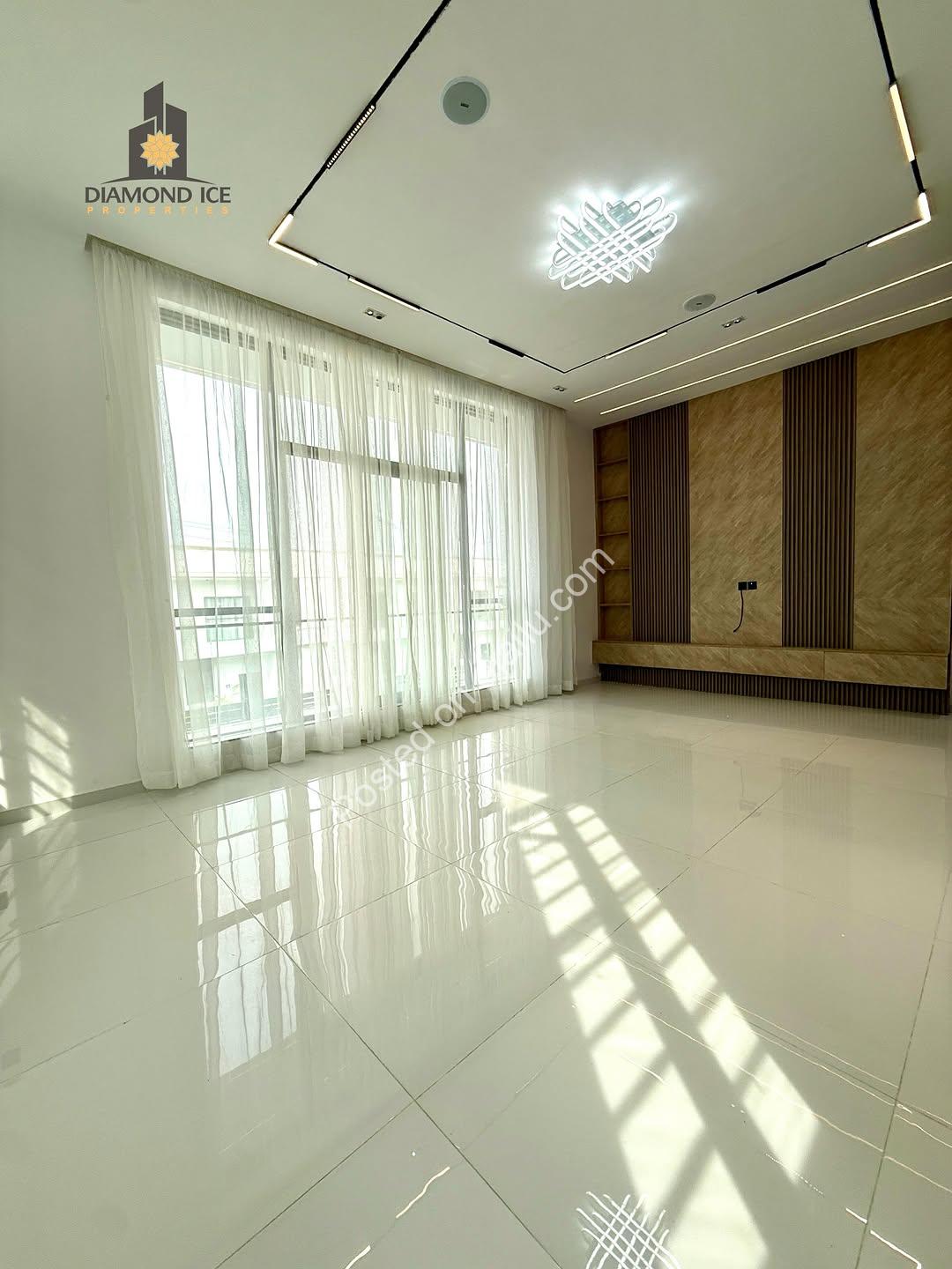 Automated 5-Bed Haven with Pool in VGC