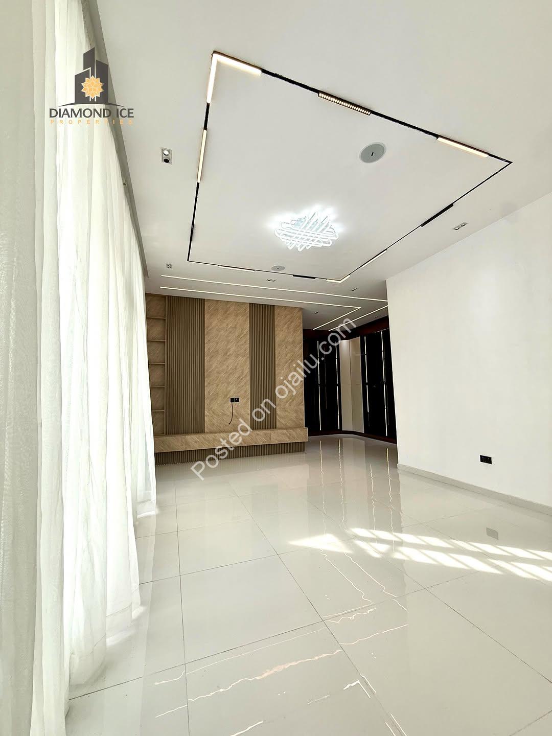 Automated 5-Bed Haven with Pool in VGC
