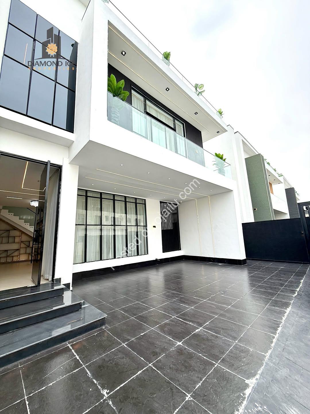 Automated 5-Bed Haven with Pool in VGC