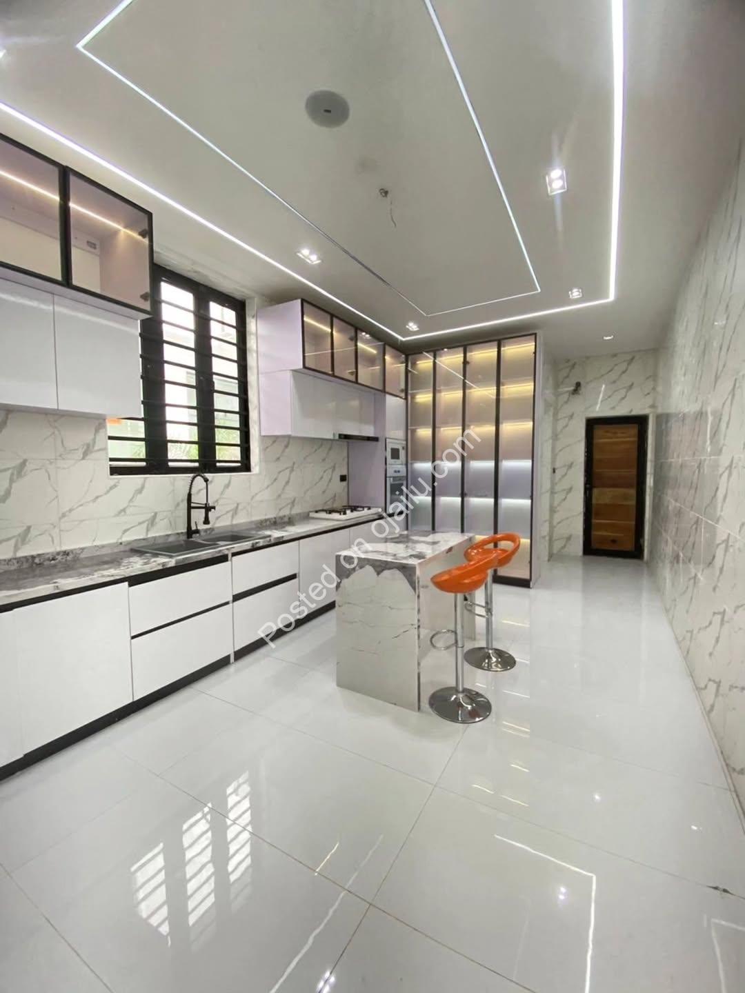 Your Dream Oasis Awaits: 5-Bed Detached + Pool in Lekki