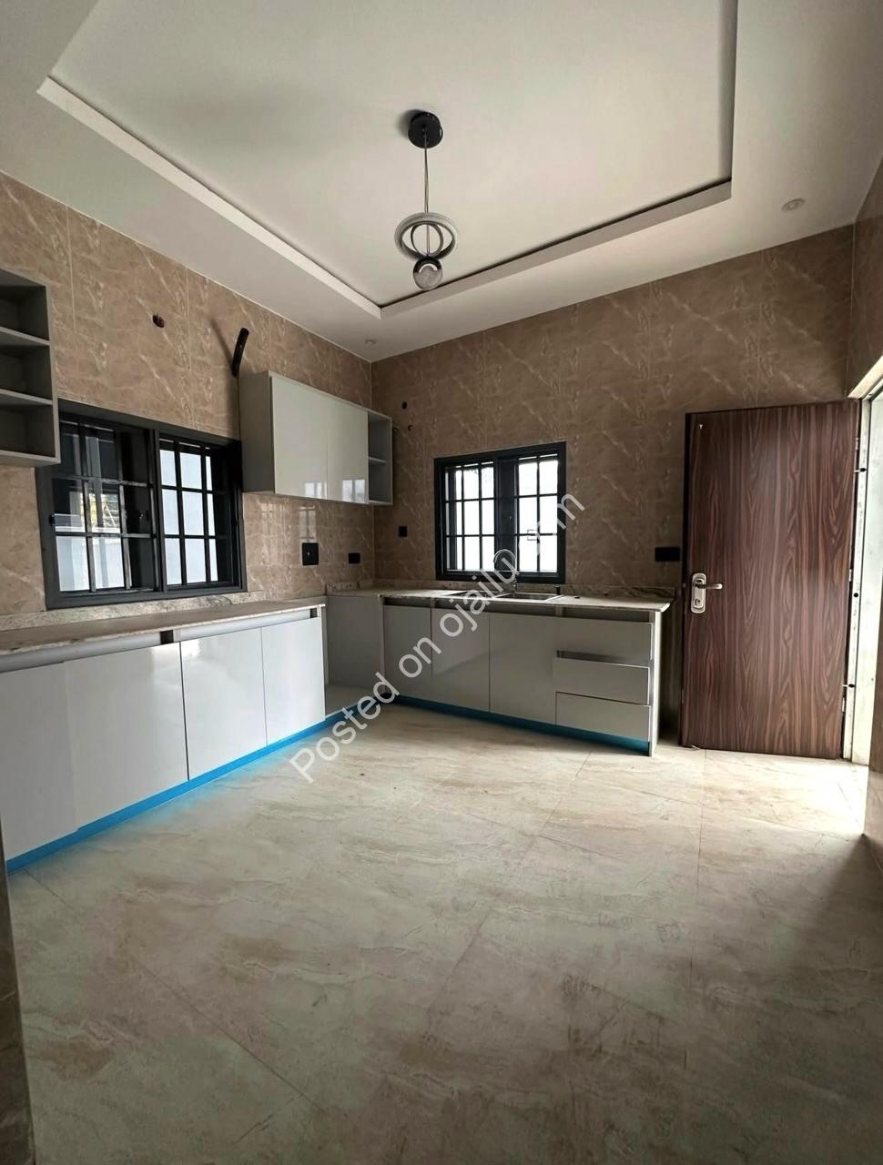 Spacious 4-Bed Duplex with BQ in Mabushi
