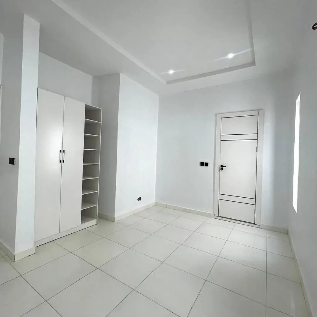 4-Bed Semi-Detached Duplex with Solar in Palm City