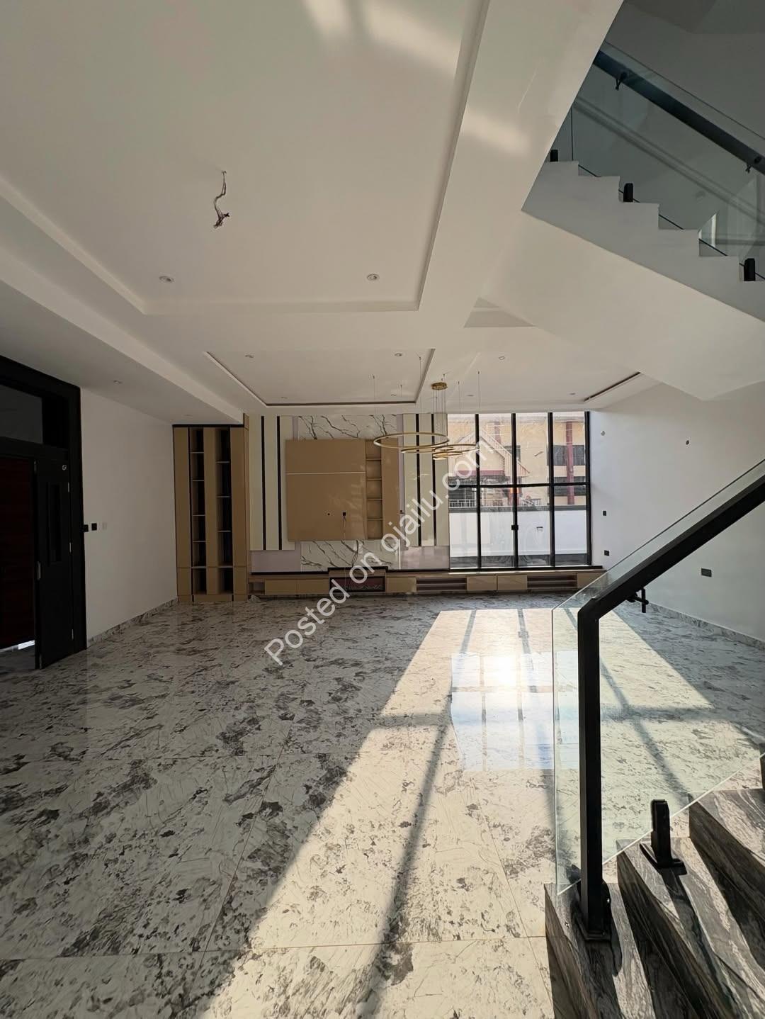 New Haven’s Finest: 5BR Triplex with Full Ensuites