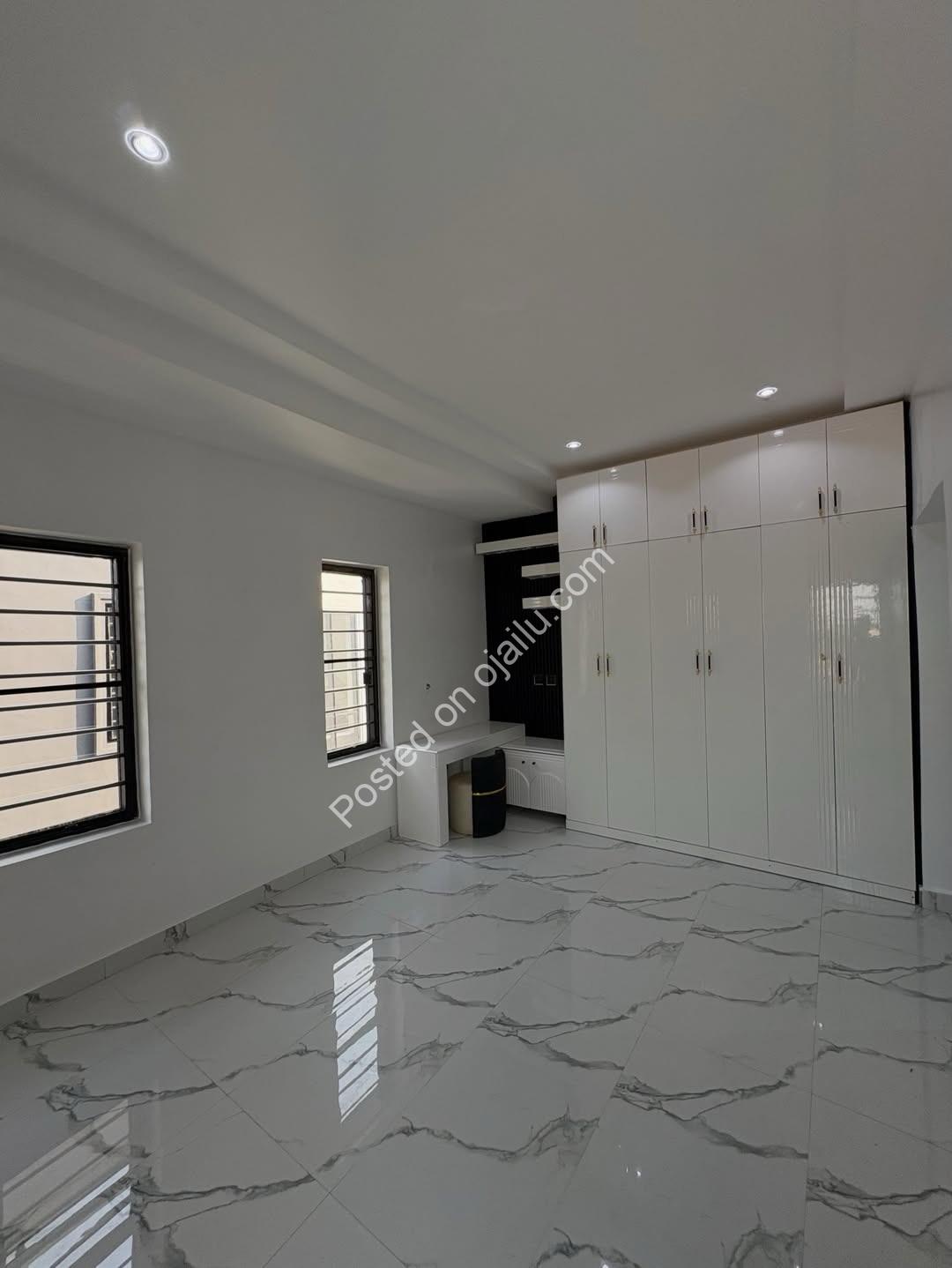 New Haven’s Finest: 5BR Triplex with Full Ensuites