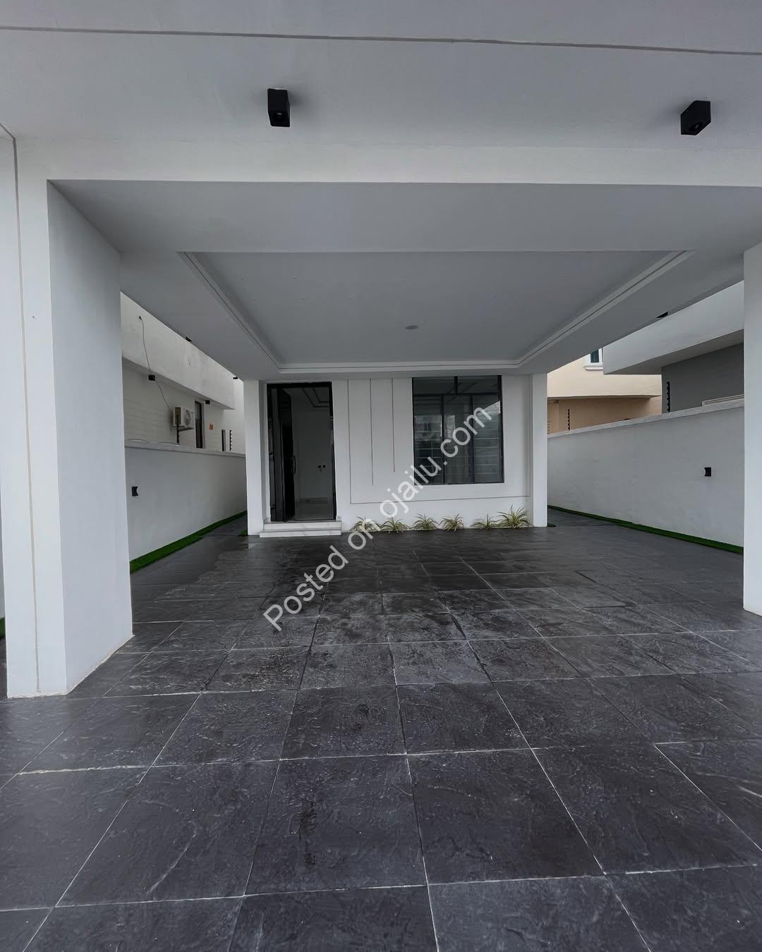 6-Bedroom Chevron Haven: Prime Residential Estate