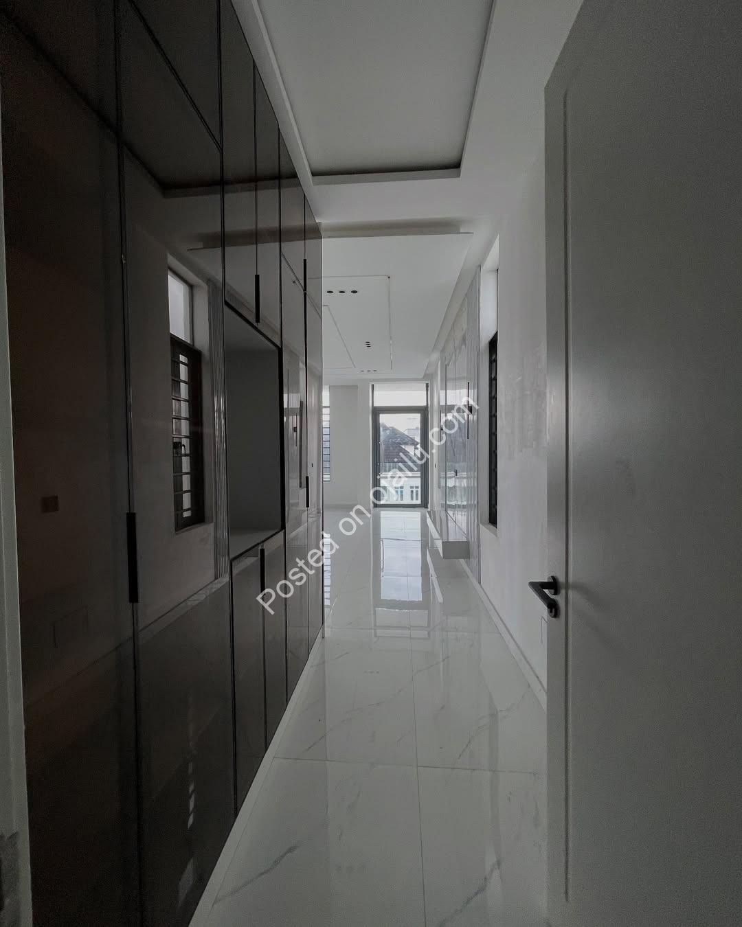 6-Bedroom Chevron Haven: Prime Residential Estate