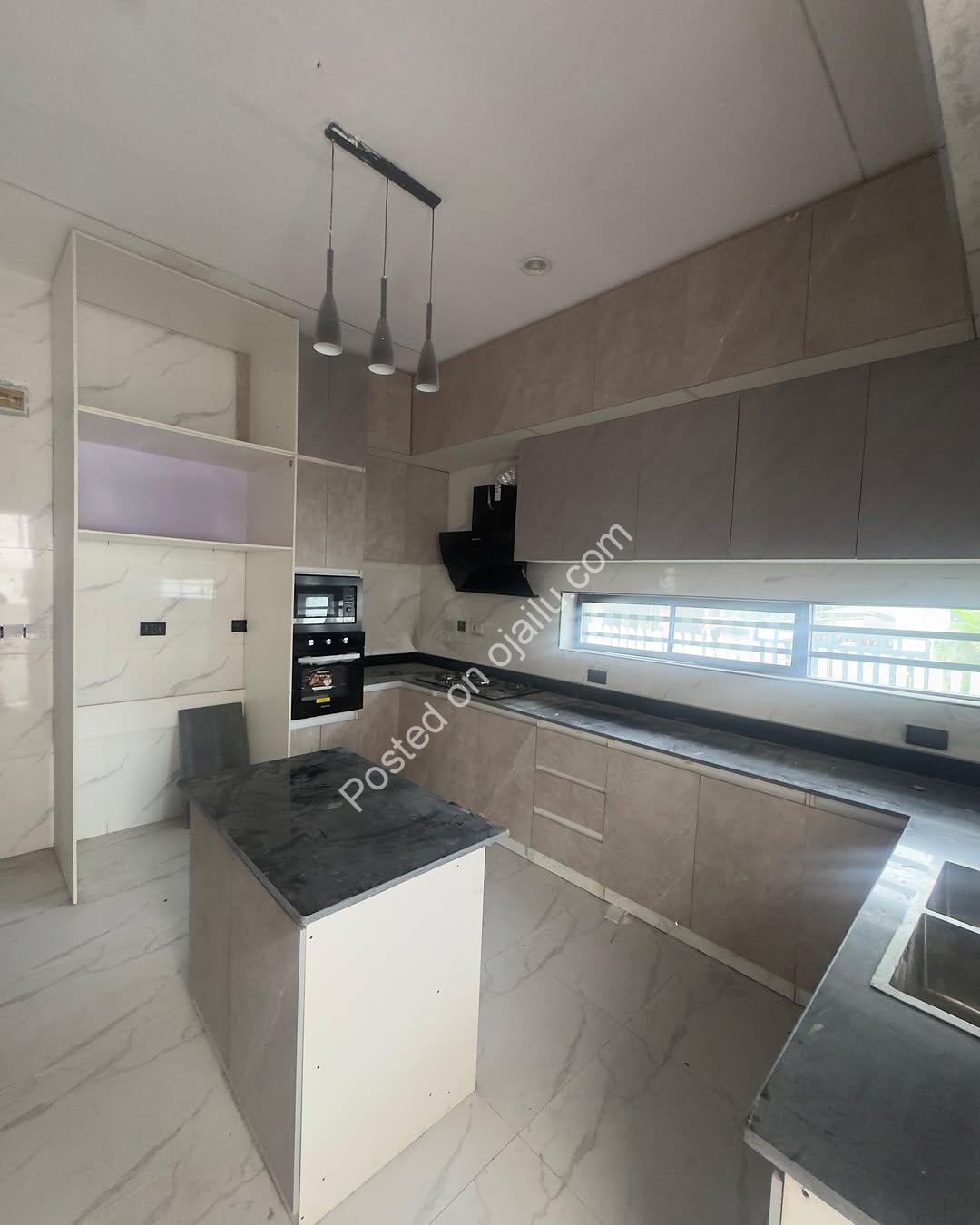 Ologolo’s Finest: 5-Bed Duplex with Pool & Gym