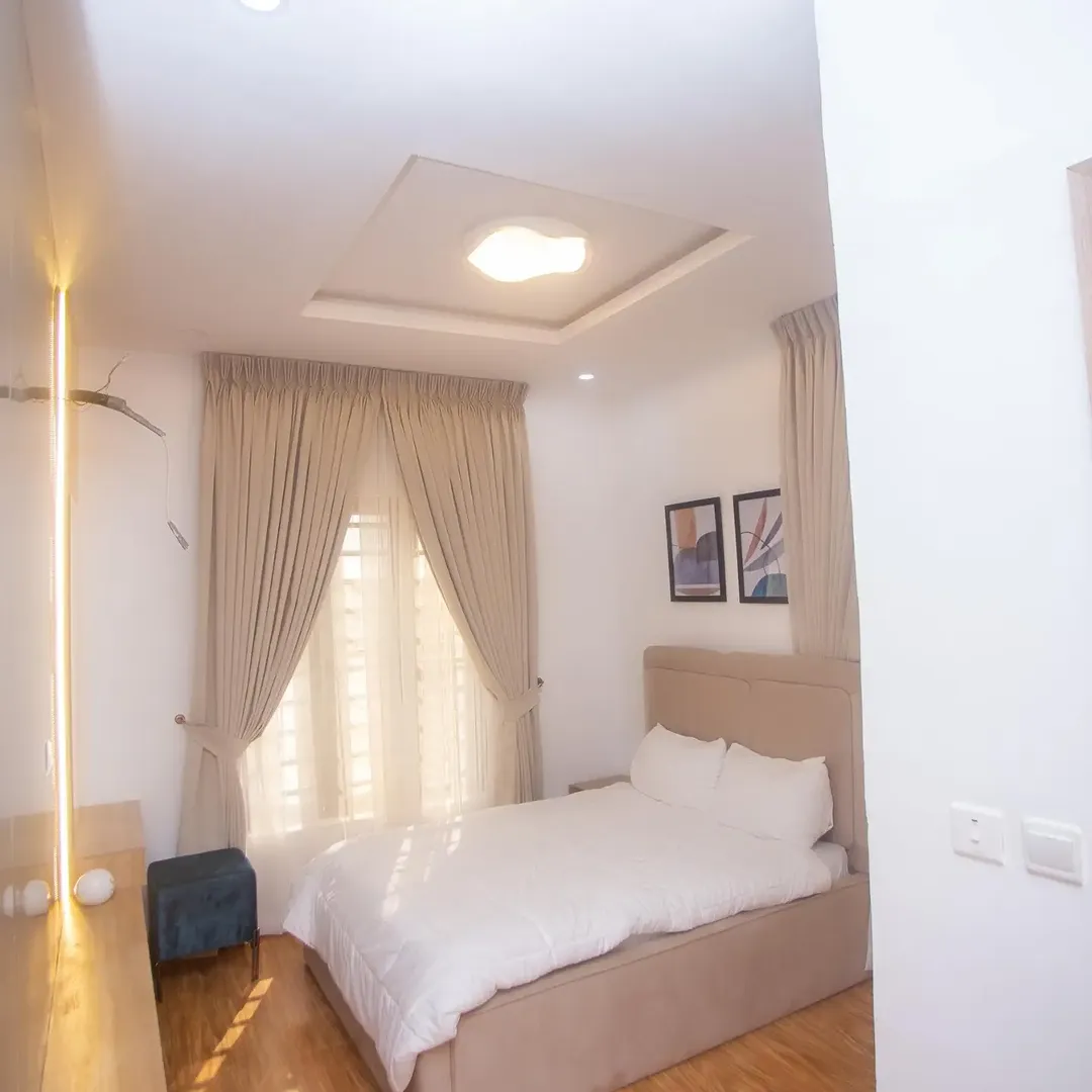 Your Dream Home Awaits: 3BR Bungalow + Gym & Pool