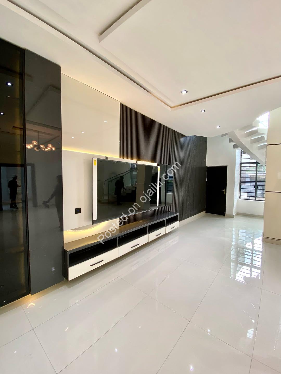 6-Bed Ensuite Paradise in Independence Layout