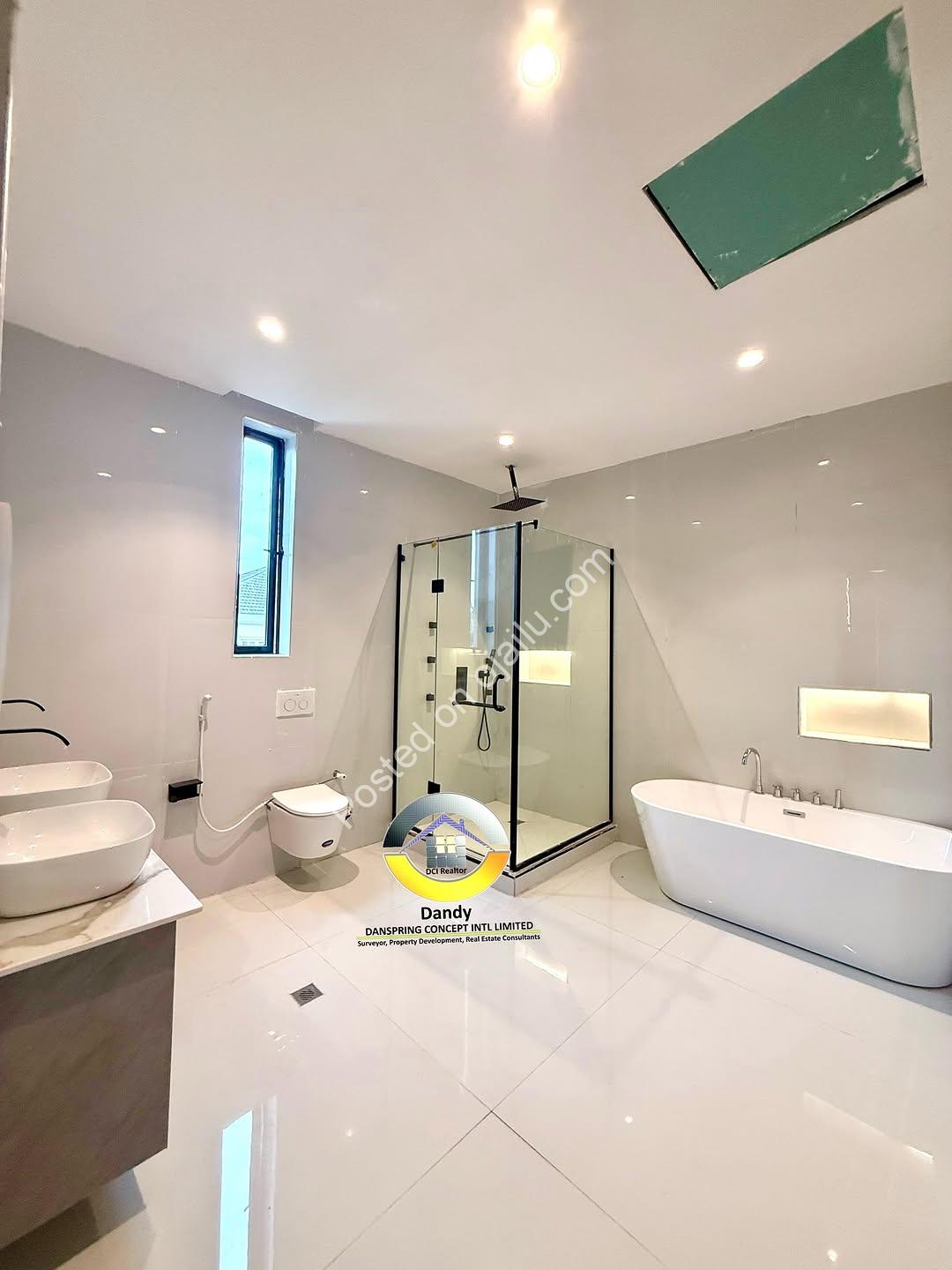 5-Bed Smart Duplex: Pool, Elevator & Cinema in VGC!