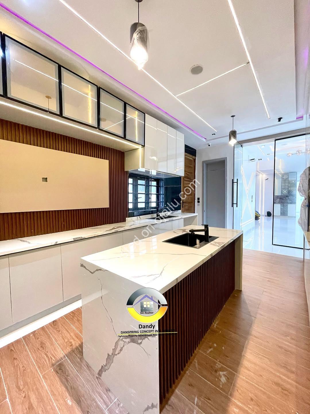 Ensuite Oasis: 5-Bed Detached Duplex with Pool