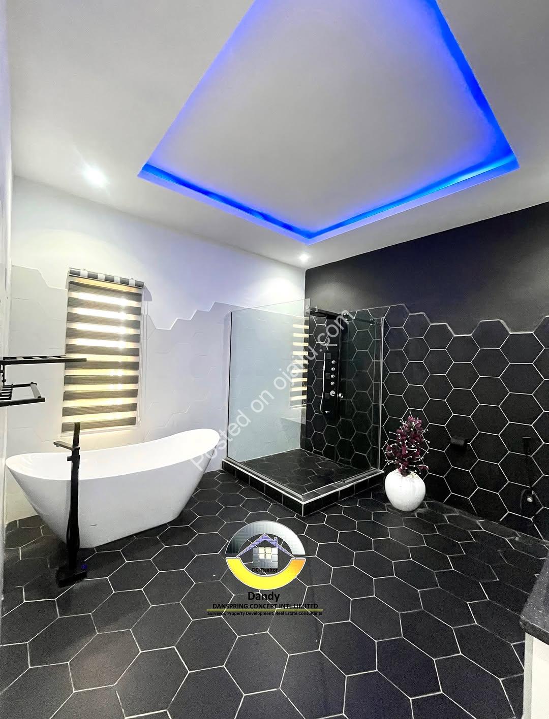 Your Private Oasis Awaits: 4BR Duplex with Pool & Mini Bar