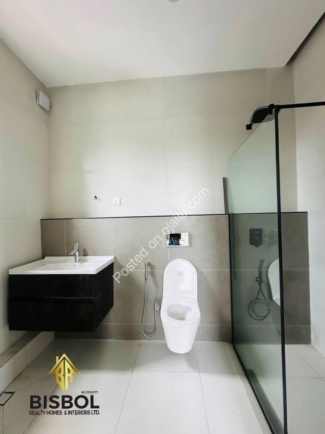 Move-In Ready 5-Bed Duplex with Pool & Gym