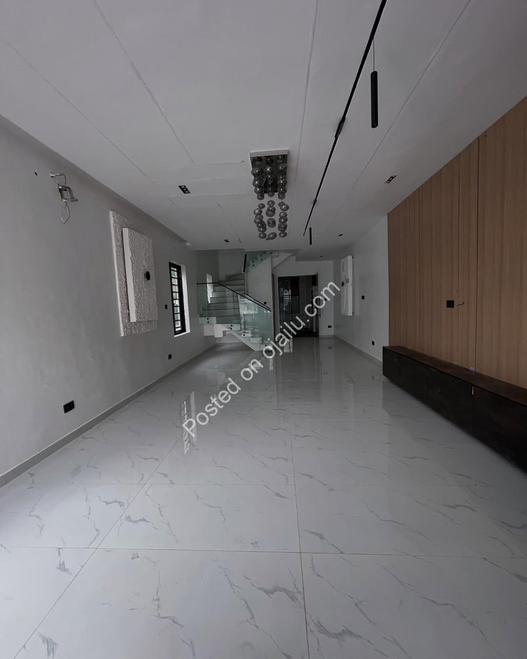 Secure 5-Bedroom Duplex: Move-In Ready in VGC