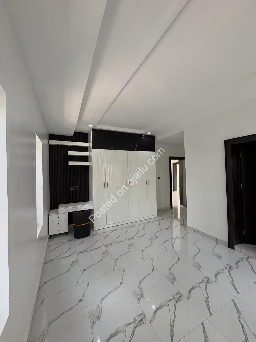 New Haven’s Finest: 5BR Triplex with Full Ensuites
