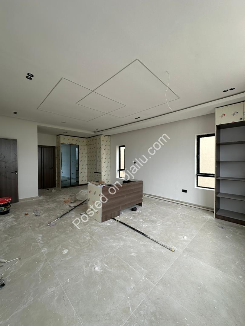 5-Bed Estate Living with Pool & Rooftop Lounge