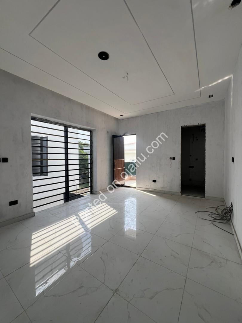 Opulent 4-Bed Duplex: Ensuites & Walk-ins