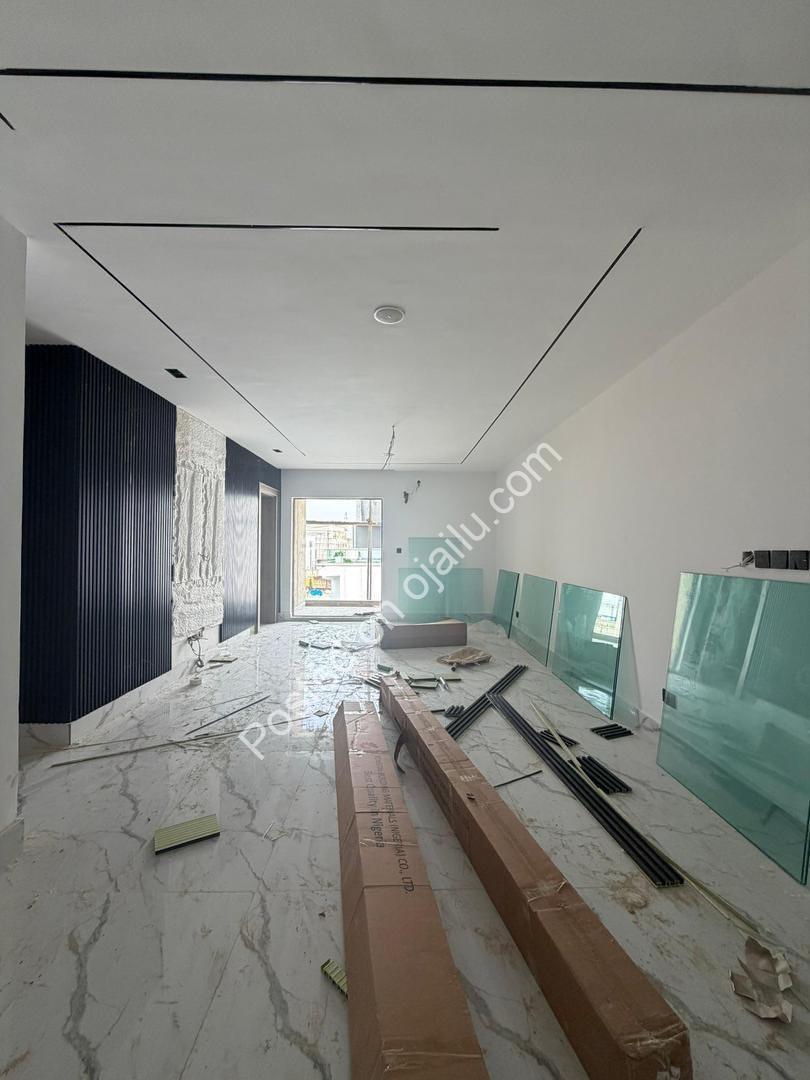 Lekki Phase 1: Pool & Gym, 1-2 Bed in Prime Spot.