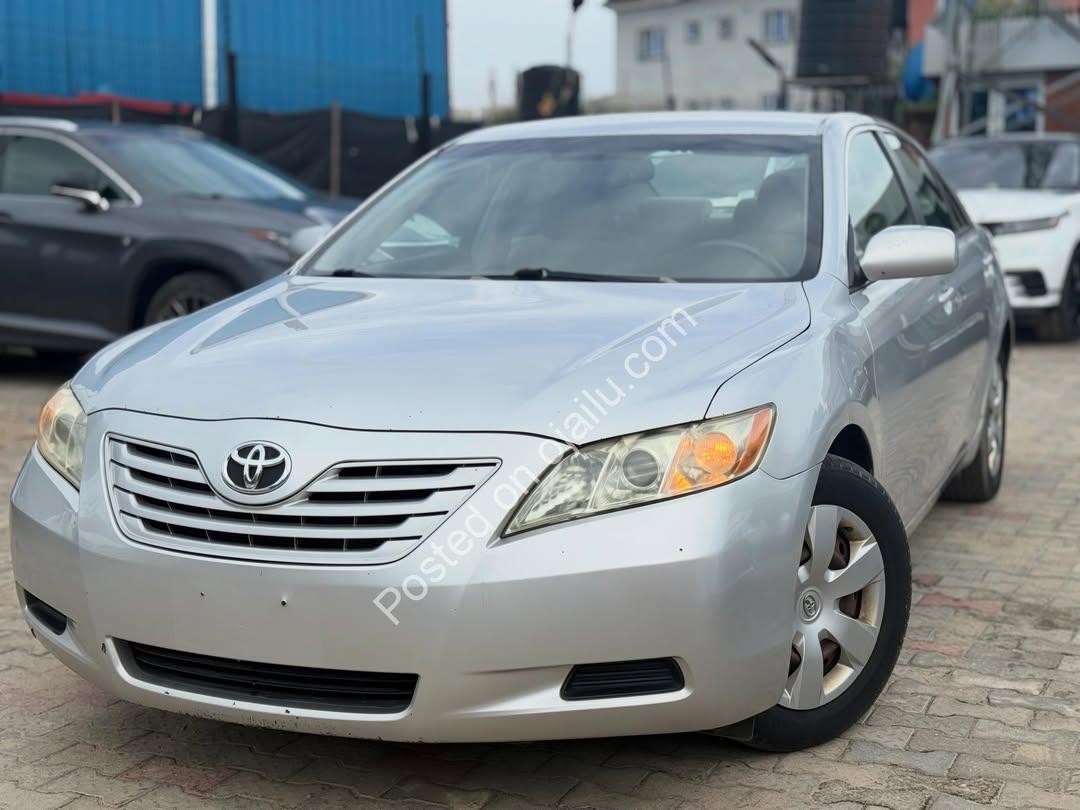 2008 Toyota Camry LE: Accident-Free, Key Start & Pristine!