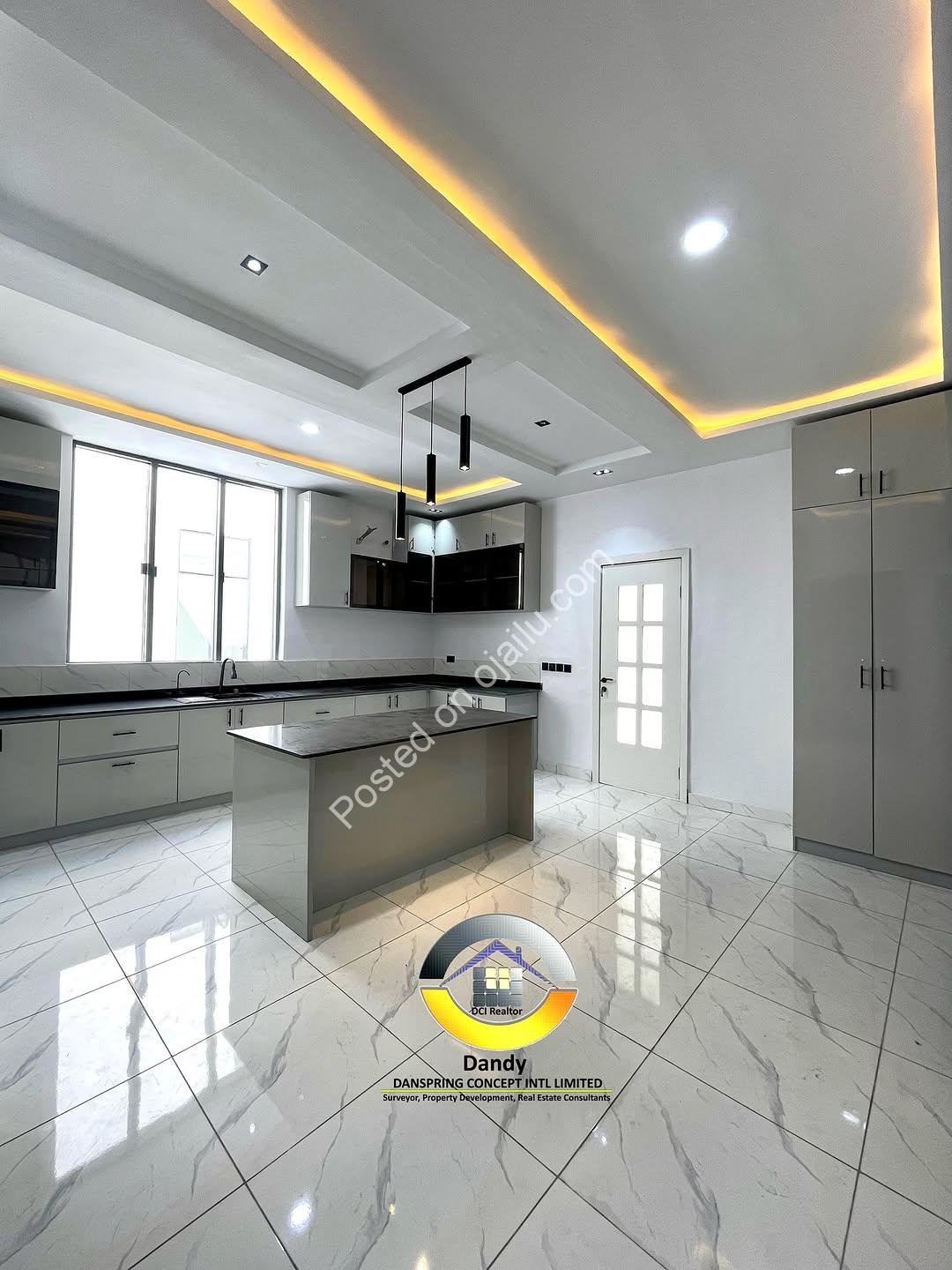 Your Dream Oasis Awaits: Modern 4-Bed Duplex with Pool