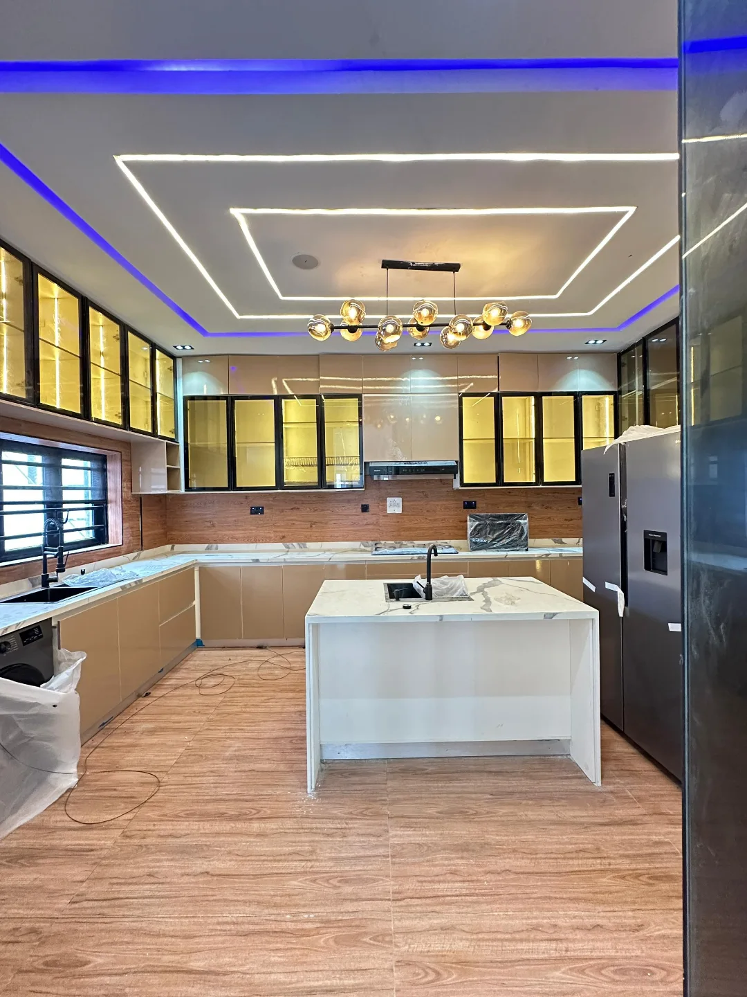 Smart Living Meets Sophistication: Lake-Ready 5-Bed Duplex