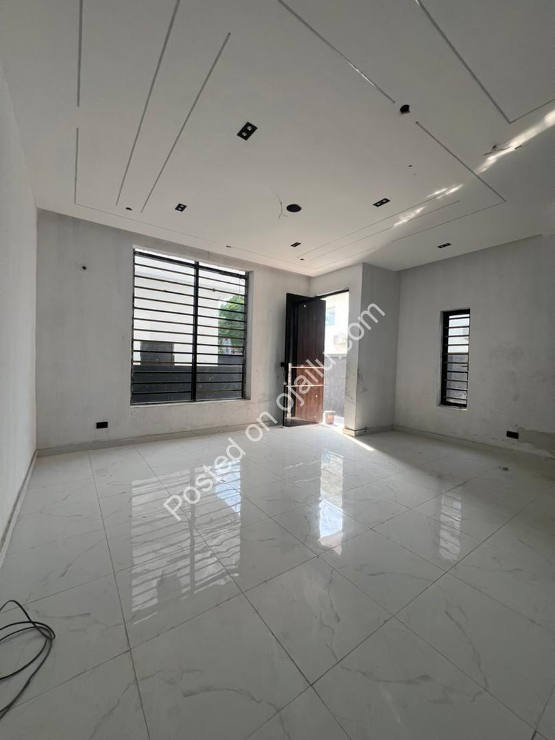 Opulent 4-Bed Duplex: Ensuites & Walk-ins
