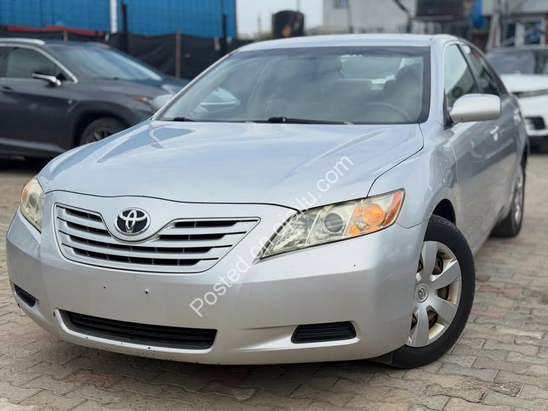 2008 Toyota Camry LE: Accident-Free, Key Start & Pristine!