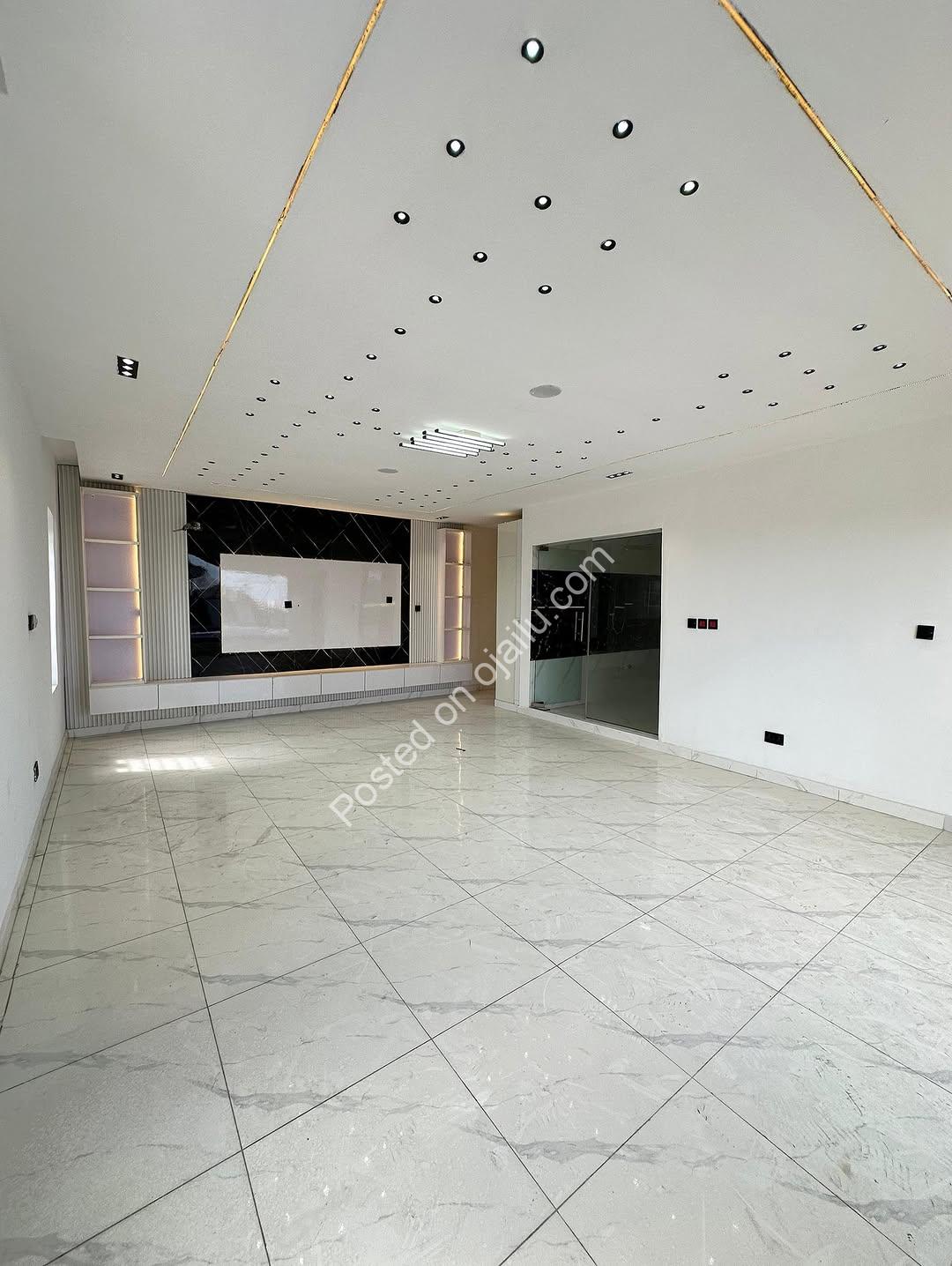 Modern Masterpiece: 5-Bed Smart Home with Rooftop Terrace