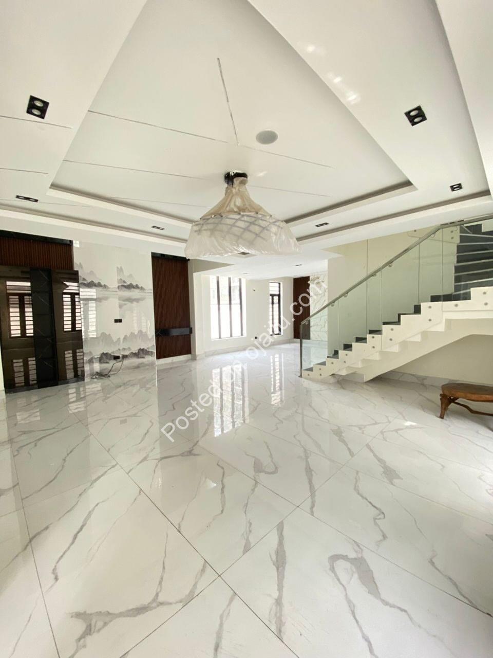 5-Bed Duplex in Lekki Phase 1: Ensuites, Pool & C of O.