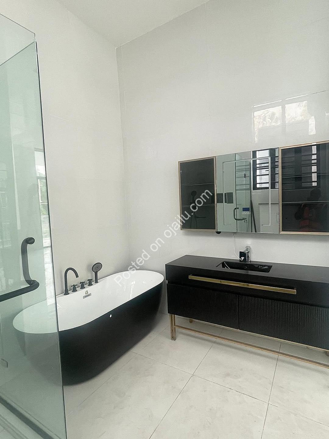 Modern 5-Bed Duplex + BQ & Pool in Chevron