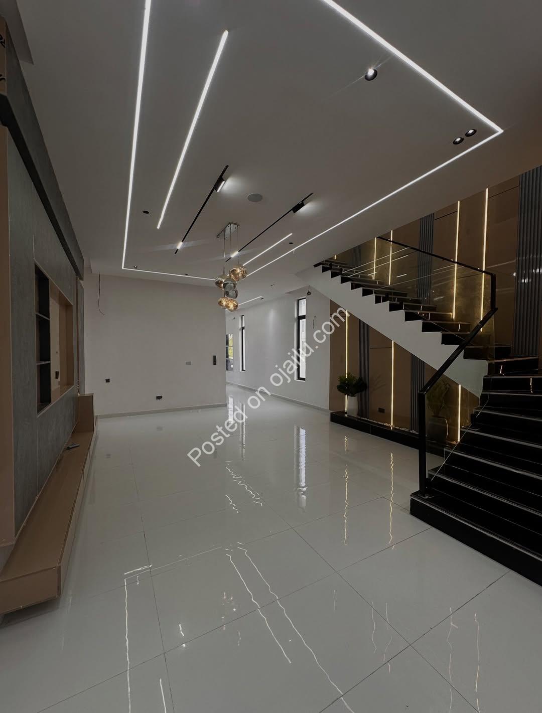 Ajah Showstopper: 5-Bed Pool & Gym Haven