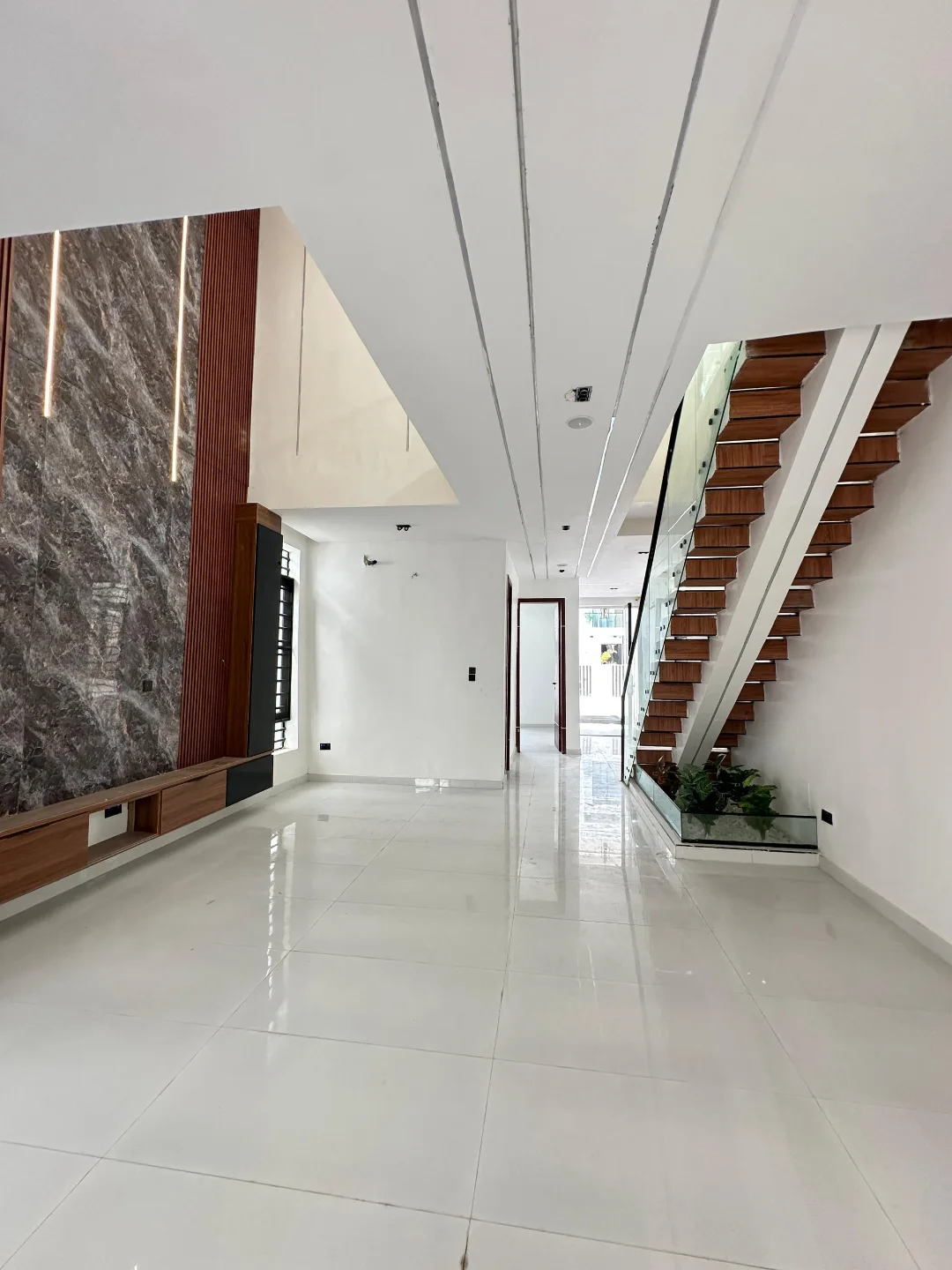 Smart Living Meets Sophistication: Lake-Ready 5-Bed Duplex