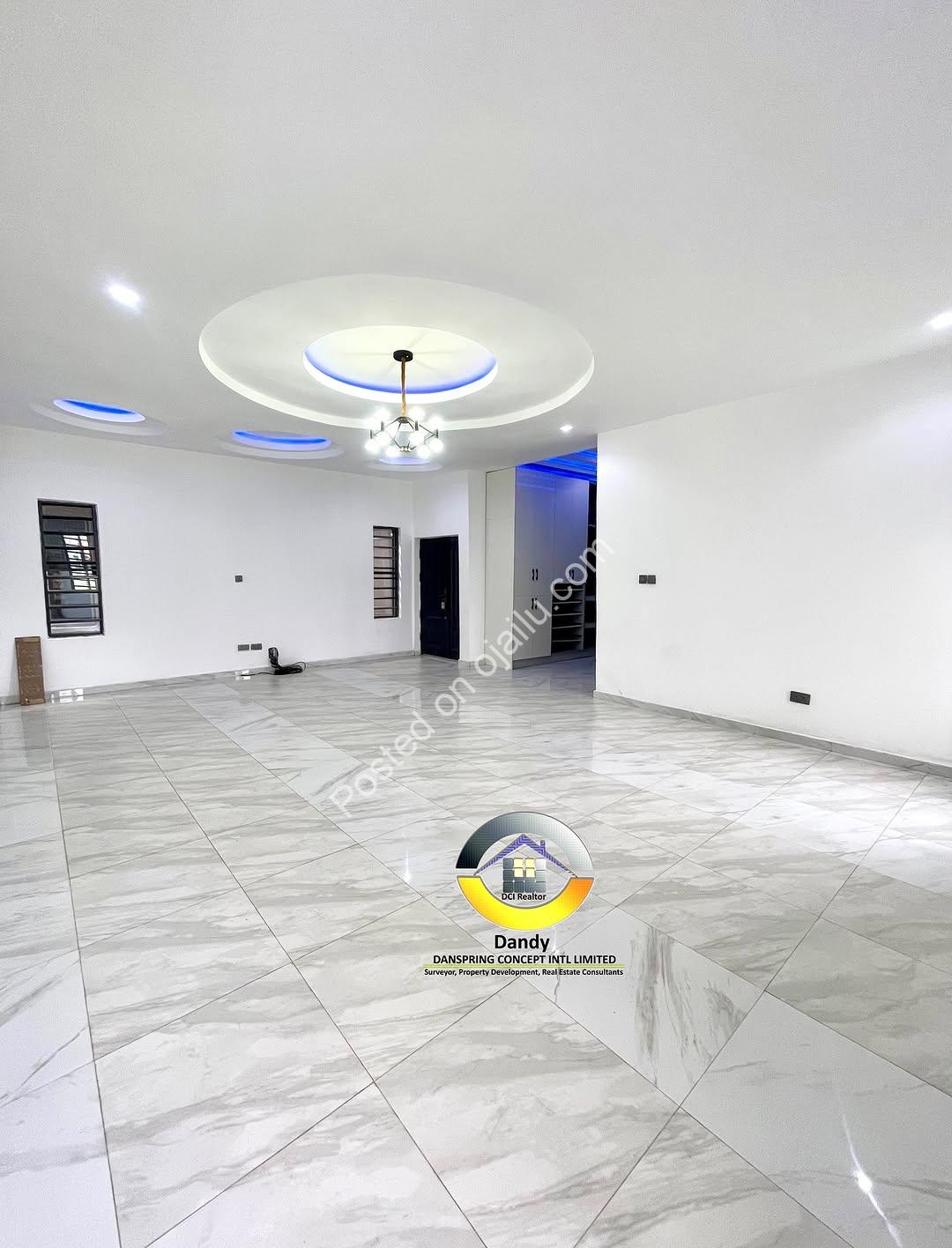 Your Private Oasis Awaits: 4BR Duplex with Pool & Mini Bar