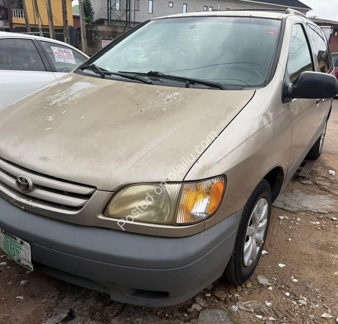 “2003 Toyota Sienna: Bulletproof Reliable & Ready to Drive”