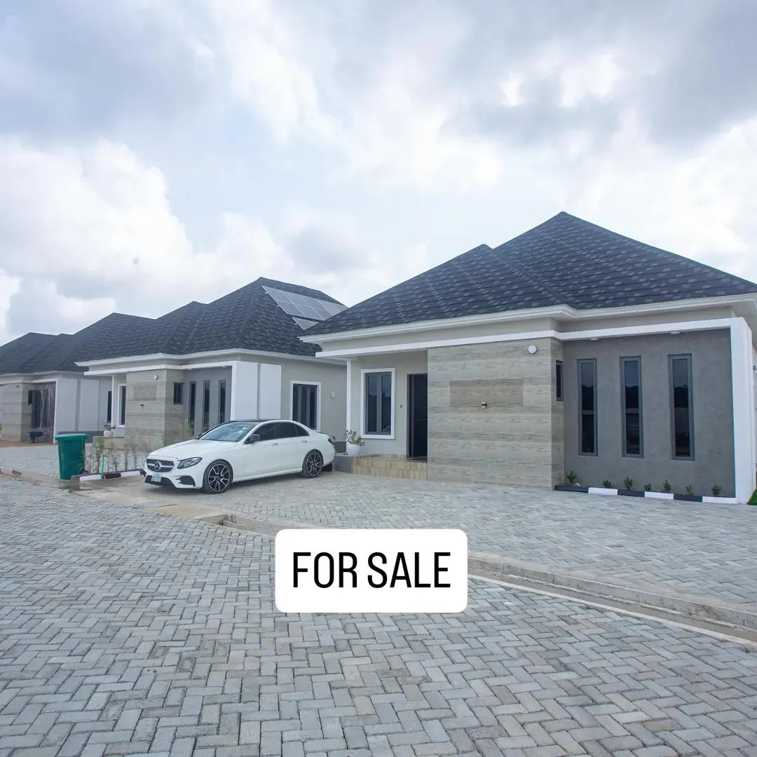 Your Dream Home Awaits: 3BR Bungalow + Gym & Pool