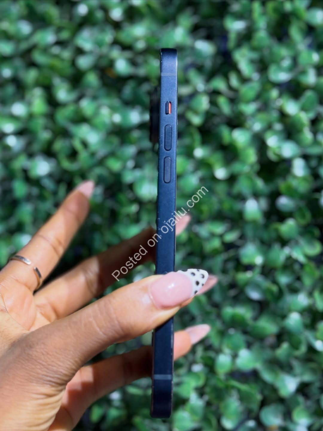 Snag a flawless iPhone 14 Plus, 128GB, 86% battery – no swapped parts! Shop now.
