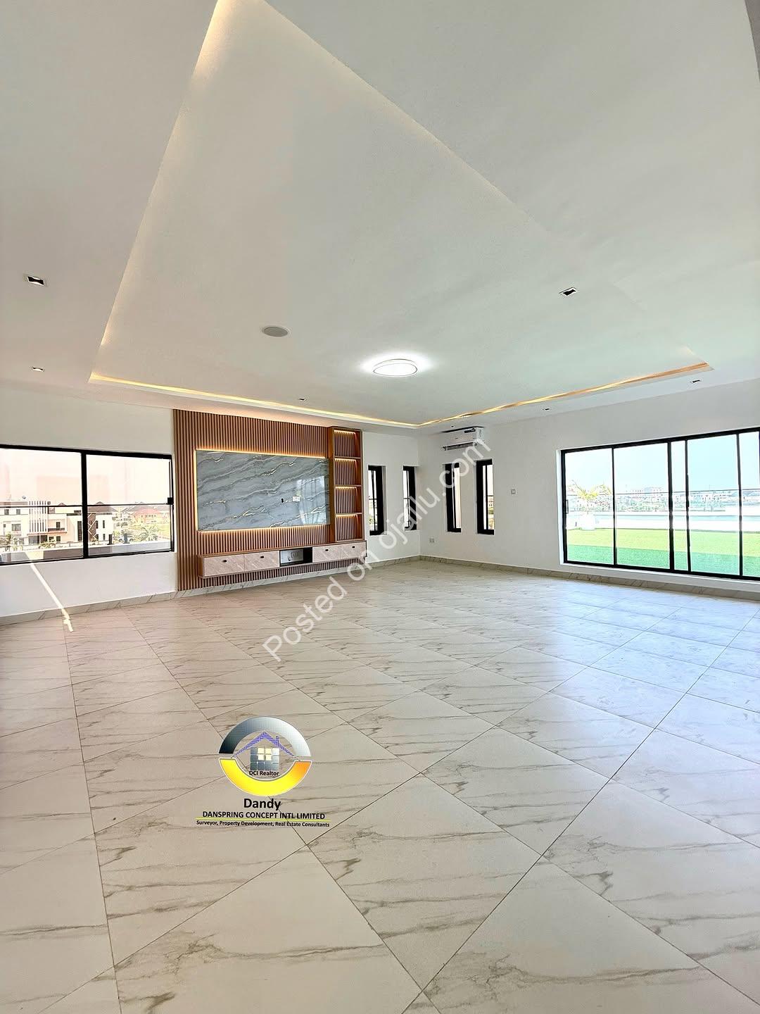 Cinema-View Penthouse with Rooftop Oasis