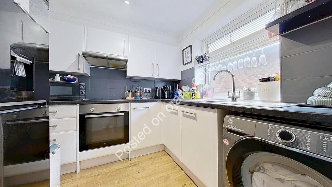 Coastal Charm: Extended-Lease 1-Bed in Prime Lancing