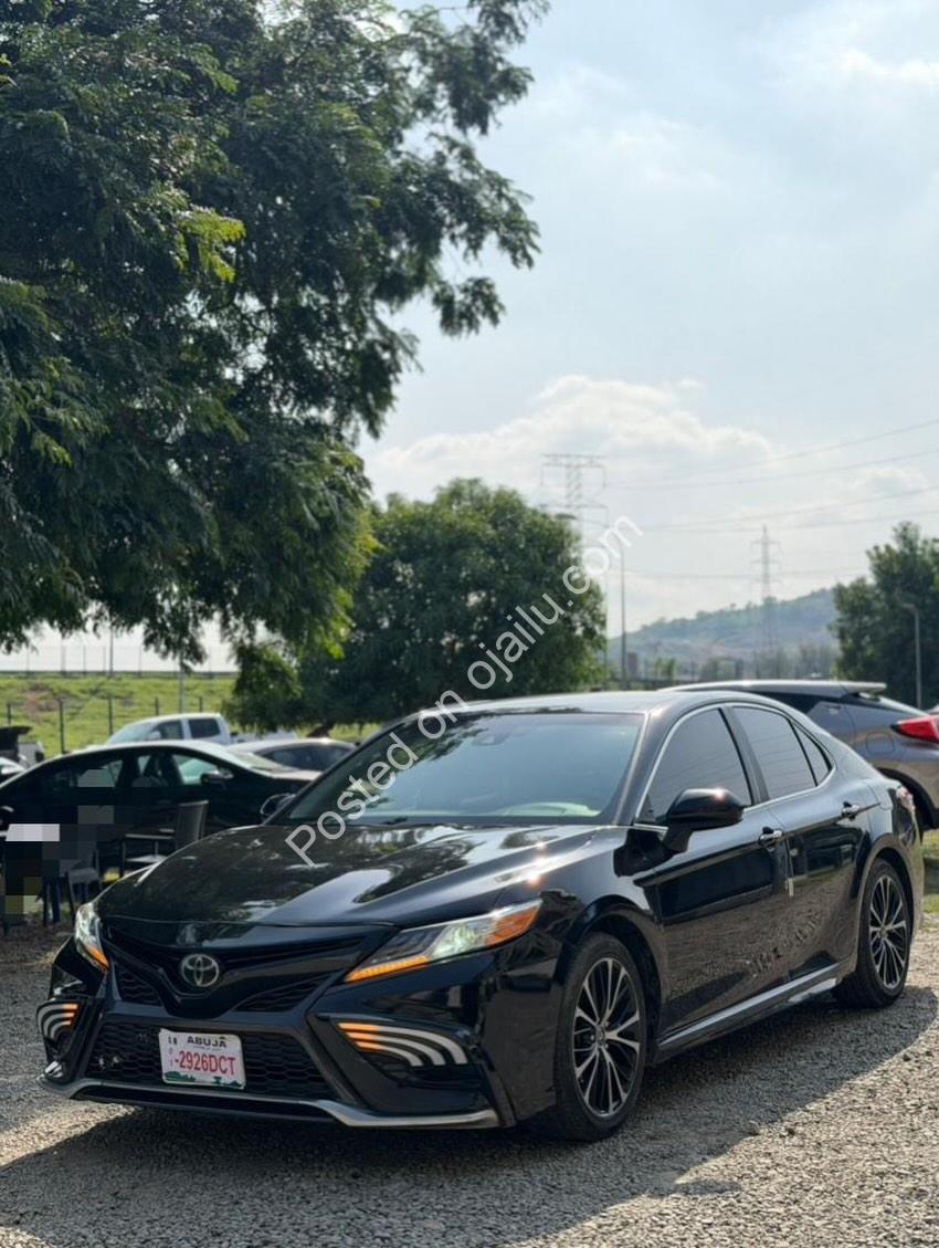 2018 Toyota Camry SE: Paddle Shifters & Premium Tech